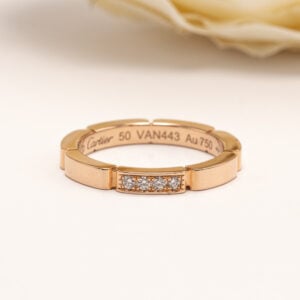 Tämä tyylikäs ja ajaton Maillon Panthère -sormus on valmistettu 18 k keltakullasta, joka huokuu ylellisyyttä ja hienostuneisuutta.