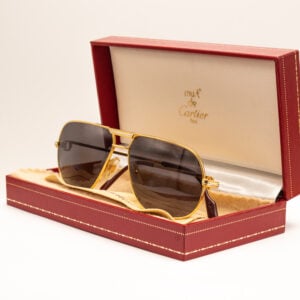 Ajattomat Cartier aviator -aurinkolasit vuodelta 1992 edustavat brändin tunnistettavaa luksusdesignia ja korkeatasoista viimeistelyä.