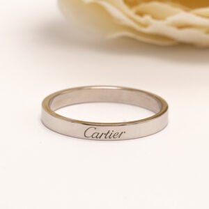 C de Cartier on Cartier’n korumallisto, jonka tunnusomainen muoto perustuu suoraan talon nimeen – Cartier-logon kirjaimeen “C”.