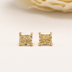 keltakultaiset timanttikorvakorut, valmistaja Torbjörn Tillander, vuodelta 2022. Selkeä ja ajaton muotoilu.