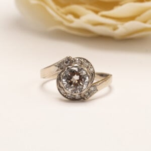 Sormuksen keskipisteenä on briljanttihiottu timantti, painoltaan 1,25 ct (Top Wesselton / VS). Suuri ja laadukas timantti säihkyy voimakkaasti