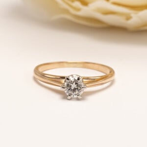 Vintage keltakultainen timanttisormus, valmistettu Helsingissä vuonna 1972. Sormus edustaa 1970-luvun suomalaista korumuotoilua.