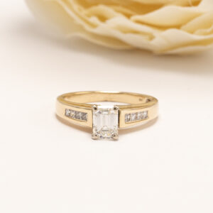 Smaragdihionta korostaa timantin kirkkautta ja puhtautta kauniisti, ja kiven suuret, peilimäiset fasettipinnat luovat vaikuttavan valon heijastuksen.