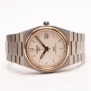 Tissot PRX on moderni ja sporttinen rannekello, joka yhdistää 1970-luvun inspiroiman muotoilun ja nykyaikaisen kellotekniikan.