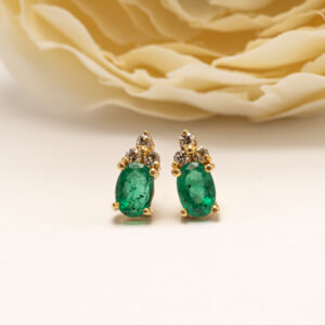 Jokainen vintagekoru on ainutlaatuinen ja kantaa mukanaan vuosikymmenten, jopa vuosisatojen, tyylin ja käsityötaidon.