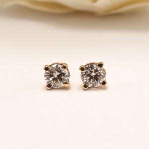 Timantti korvakorujen valmistuksessa on käytetty 100 % kierrätettyä kultaa, ja timantit ovat preloved.