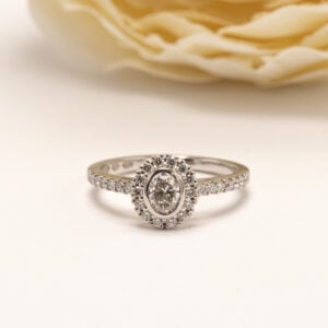 Vintage Sormuksen keskiössä on ovaalin muotoon hiottu timantti, painoltaan 0,30 ct (W / VS). Keskuskiveä ympäröi säihkyvä timanttikehä.