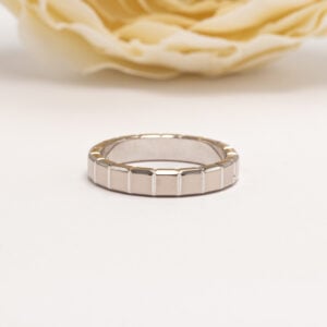 Chopard Ice Cube -malliston tunnusomainen geometrinen muotoilu yhdistää urbaanin ilmeen ja modernin selkeyden. 