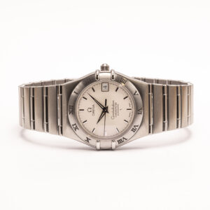 Omega Constellation on yksi Omegan arvostetuimmista klassikoista, ja tämä 35 mm malli edustaa sarjan ikonista muotokieltä kompaktissa ja ajattomassa koossa.