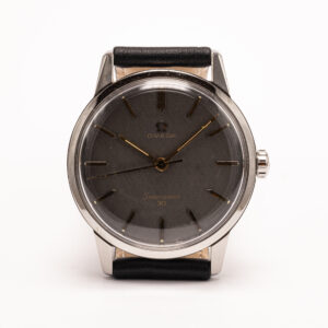 Omega Seamaster 30 on klassinen vintage-rannekello, joka edustaa Omegan hienostunutta muotoilua ja korkeatasoista kellosepäntaitoa.