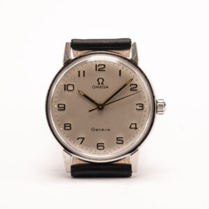 Omega Genève on ajaton vintage-rannekello, joka edustaa Omegan klassista muotoilua ja 1960-luvun eleganttia kellosepäntaitoa.