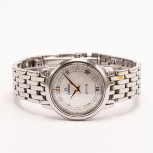 Omega De Ville Prestige on hienostunut rannekello, joka edustaa Omegan klassista muotoilua ja ajattoman tyylikästä kelloperinnettä.