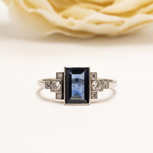 A. Tillanderin valmistama sormus on hieno esimerkki suomalaisesta art deco -kauden korumuotoilusta.