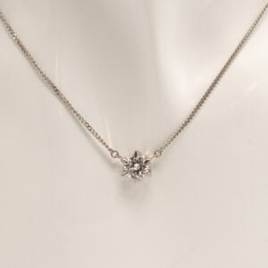 Jokainen vintage-timanttisormus on ainutlaatuinen ja kantaa mukanaan vuosikymmenten, jopa vuosisatojen, tyylin ja käsityötaidon.