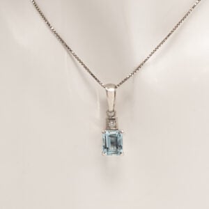 Riipuksen keskiössä on smaragdihiontainen akvamariini, painoltaan 2,70 ct. Akvamariinin yläpuolella säihkyy briljanttihiottu timantti, 0,06 ct W/vs.