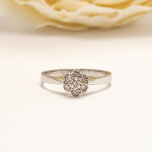 Gemmologi on tutkinut kivet sormukseen istutettuina. Todistus sisältyy. Sormuksen koko on 17- ja sen koonmuutos on mahdollista. Ohjevähittäishinta (ovh.) n. 1 600 € Huom! Vain osa valikoimastamme on esillä verkossa. Kutsumme sinut lämpimästi tutustumaan laajaan korukokoelmaamme liikkeessämme osoitteessa Aleksanterinkatu 50, Helsinki.