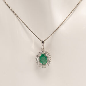 Jokainen vintage-timanttisormus on ainutlaatuinen ja kantaa mukanaan vuosikymmenten, jopa vuosisatojen, tyylin ja käsityötaidon.