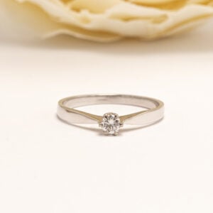 Jokainen vintage-timanttisormus on ainutlaatuinen ja kantaa mukanaan vuosikymmenten, jopa vuosisatojen, tyylin ja käsityötaidon.