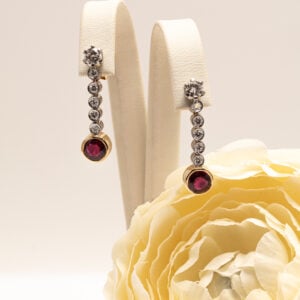 Jokainen vintage-timanttisormus on ainutlaatuinen ja kantaa mukanaan vuosikymmenten, jopa vuosisatojen, tyylin ja käsityötaidon.