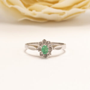 Jokainen vintage-timanttisormus on ainutlaatuinen ja kantaa mukanaan vuosikymmenten, jopa vuosisatojen, tyylin ja käsityötaidon.