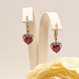 Jokainen vintage-timanttisormus on ainutlaatuinen ja kantaa mukanaan vuosikymmenten, jopa vuosisatojen, tyylin ja käsityötaidon.