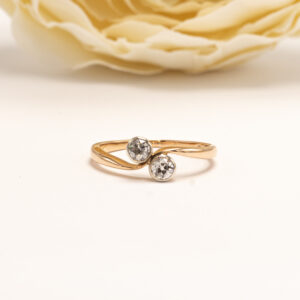 Jokainen vintage-timanttisormus on ainutlaatuinen ja kantaa mukanaan vuosikymmenten, jopa vuosisatojen, tyylin ja käsityötaidon.