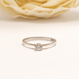 Jokainen vintage-timanttisormus on ainutlaatuinen ja kantaa mukanaan vuosikymmenten, jopa vuosisatojen, tyylin ja käsityötaidon.