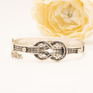 Teljänneito- korusarja on ajaton klassikko, joka tuo suomalaisen korumuotoilun eleganssin ja perinteet osaksi asukokonaisuuttasi.