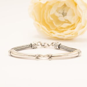 Tony Granholmin suunnittelemat Hirvenpää-korut juhlistivat alkavaa uutta vuosituhatta.