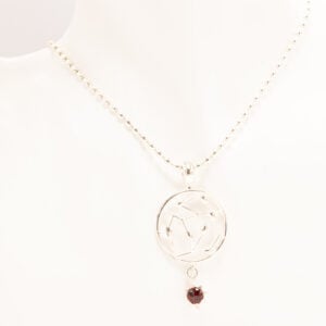 Carmen-kaulakoru on osa Kalevala Korun ja Savonlinnan oopperajuhlien yhteistyössä toteuttamaa oopperateemaista korusarjaa (2003–2007). Kirsti Doukasin suunnittelema Carmen on sarjan neljäs koru, ja se julkistettiin kesällä 2006. Koru on saanut innoituksensa Georges Bizet’n kuuluisasta oopperasta. Carmenin moniulotteinen ja vapautta janoava luonne heijastuu korun pitsimäisessä, elävässä rakenteessa, joka ikään kuin rikkoo perinteisiä muotoja ja kulkee omia polkujaan. Hopeakorua elävöittää syvänpunainen granaatti, joka tuo kokonaisuuteen hehkua ja voimakasta ilmettä. Kaulakorussa on 42 cm pituinen ovaalipapuketju ja papukaijalukko.