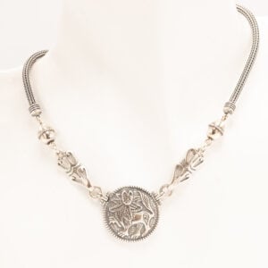 Aurinkoleijona on Kalevala Korun 60-vuotisjuhlakoru, jonka rikas symboliikka ja historiallinen tausta tekevät siitä poikkeuksellisen merkityksellisen.