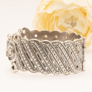 Hattelmala-rannekoru on taiteilija Germund Paaerin 1940-luvulla suunnittelema näyttävä klassikko.