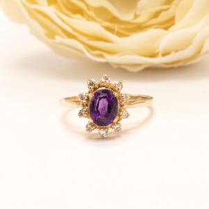 Ametistia ympäröi 10 kpl timanttia (yht. 0,30 ct, W/si), jotka muodostavat kirkkaan ja tasapainoisen kehän korostaen keskikiven väriä ja loistoa.