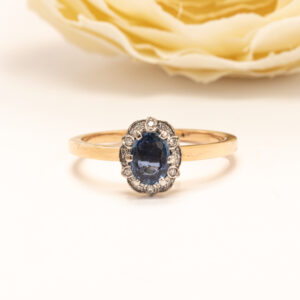 Sormuksen keskiössä ovaali sininen safiiri, jonka sininen sävy tuo koruun arvokkuutta. Safiiria ympäröi 18 briljanttihiontaista timanttia.