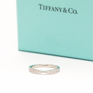 Tiffany & Co. Harmony -timanttisormus, valmistettu platinasta – hienostuneen muotoilun ja ikonisen brändin edustaja.