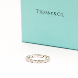 Tiffany & Co. Forever -allianssisormus, valmistettu platinasta – ajattoman puhdaslinjainen ja arvostettu klassikko.