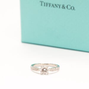 Tiffany & Co. Harmony -timanttisormus, valmistettu platinasta – hienostuneen muotoilun ja ikonisen brändin edustaja.