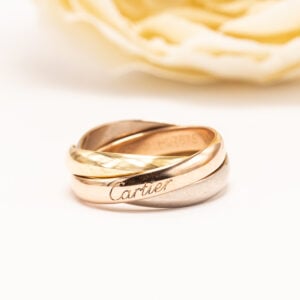 Cartier Trinity -sormus 18 karaatin kullasta. Cartierin ikoninen Trinity-malli on yksi korumaailman tunnetuimmista design-klassikoista