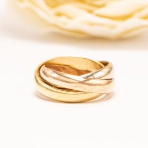 Cartier Trinity -sormus 18 karaatin kullasta. Cartierin ikoninen Trinity-malli on yksi korumaailman tunnetuimmista design-klassikoista
