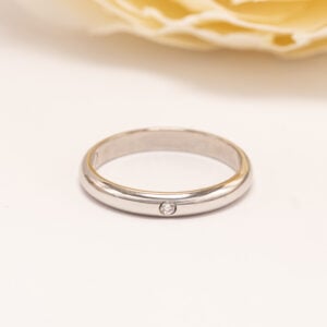 Cartier 1895 -timanttisormus platinasta. Ajattoman pelkistetty muotoilu on ominaista Cartierin klassiselle 1895-mallistolle.