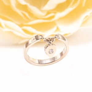 Cartier Mon Amour -timanttisormus hurmaa hienostuneella romanttisuudellaan ja Cartierille tunnusomaisella ajattomalla muotoilulla.