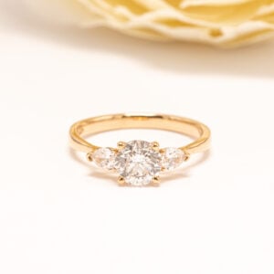 Keltakultainen timanttisormus 1,01 ct GIA-timantilla. Keskitimantin rinnalla kaksi pisaranmuotoista timanttia yht. 0,30 ct.