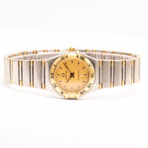 Omega Constellation on yksi tunnetuimmista sveitsiläisistä kellomallistoista, ja tämä naistenrannekello edustaa ajattoman tyylikästä muotoilua.