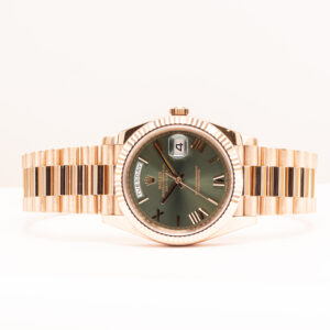 Rolex Day-Date -mallissa yhdistyvät lämminsävyinen punakulta ja syvä oliivinvihreä taulu, joka luo kellolle tunnistettavan ja ylellisen ilmeen.