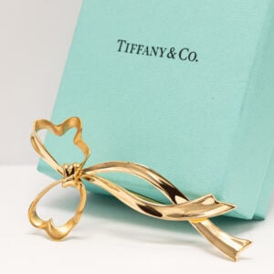 Tiffany & Co. on arvostettu amerikkalainen luksuskorubrändi, joka tunnetaan erityisesti korkealaatuisista timanteistaan ja tyylikkäästä muotoilustaan.