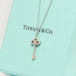 Tiffany & Co. Keys -riipus, valmistettu 950 platinasta – ikoninen ja ajaton koru, joka symboloi mahdollisuuksia, vapautta ja uusia alkuja.