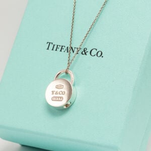 Tiffany & Co. 1837® -sarjan hopeinen lukkoriipus ketjulla – ikoninen ja modernin pelkistetty designkoru.