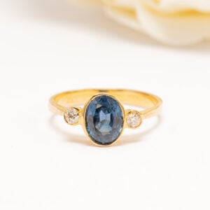 18k keltakultainen safiirisormus, 1,75 ct sininen safiiri ja 2 briljanttia yht. 0,12 ct. Ajaton ja laadukas jalokivisormus.