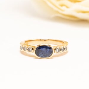A. Tillander 18k kultainen safiirisormus vuodelta 1992. Erittäin hyvälaatuinen 1,75 ct safiiri ja 6 briljanttihiontaista timanttia W/vs.