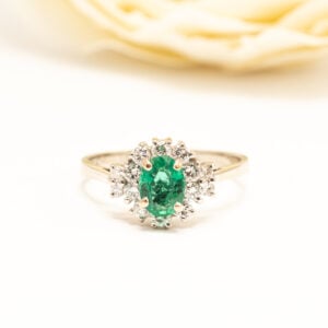 A. Tillander 1984 smaragdisormus 18k valkokultaa. 0,70 ct erittäin hyvälaatuinen smaragdi ja 11 briljanttihiottua timanttia. Ajaton suomalainen klassikko.